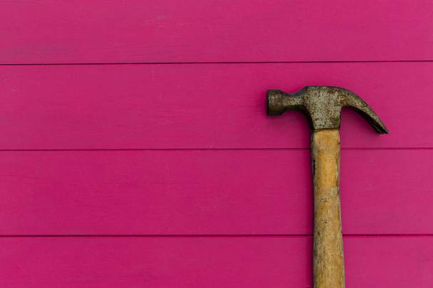 Régi kalapács, a háttér világos rózsaszín fa texture - Fotó, kép