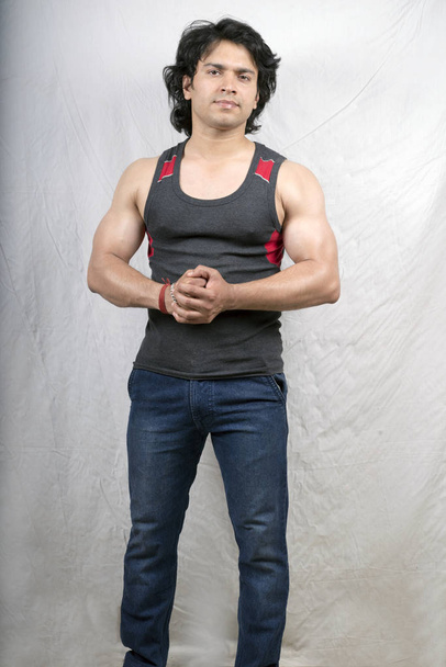 indian male model in grey vest - Foto, Bild