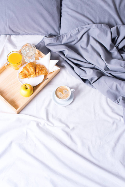 morning breakfast bed wooden tray coffee croissant - Foto, immagini