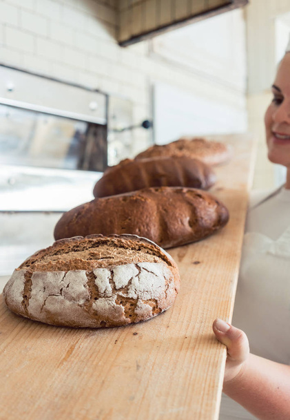 Свіжий хліб на дошці в пекарні
 - Фото, зображення