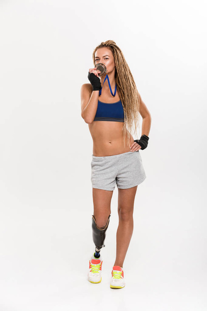 Retrato de cuerpo entero de una joven deportista discapacitada segura
 - Foto, imagen