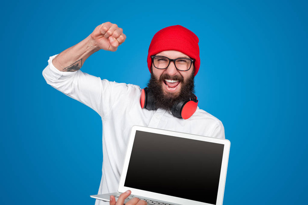 Trendy hipster promoting new laptop - Valokuva, kuva
