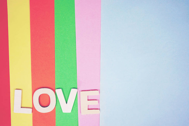 Parola amore è composto da lettere bianche su sfondo di colore a strisce - Foto, immagini