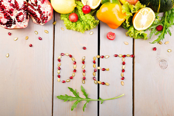 Слово диета состоит из фруктов и овощей. Здоровая веганская диета
. - Фото, изображение