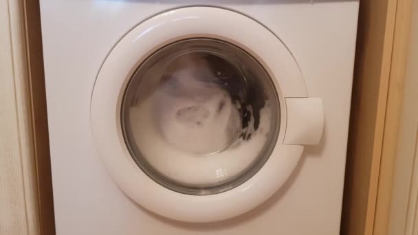 Rolle der Waschmaschine mit Schaumstoff verwandelt Bettwäsche - Filmmaterial, Video