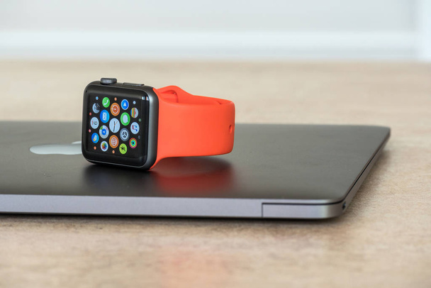 Venice, İtalya - 6 Şubat 2016: Apple Watch spor bir tablo. Apple Inc, IOS ve diğer Apple ürünleri ve Hizmetleri ile entegre tarafından geliştirilen bir smartwatch Apple Watch olduğunu. - Fotoğraf, Görsel