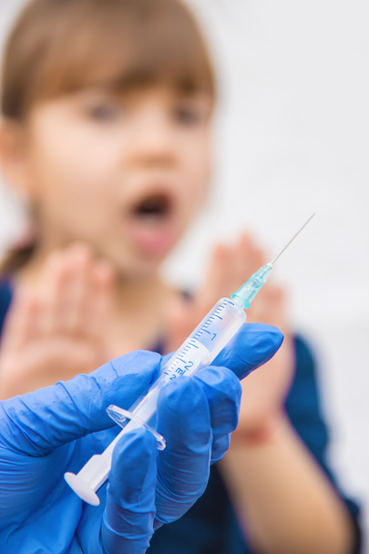 vaccinatie van kinderen. Een injectie. Selectieve focus. - Foto, afbeelding