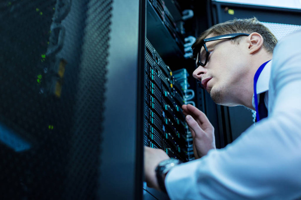 Intelligent operator working in the data centre - Foto, afbeelding
