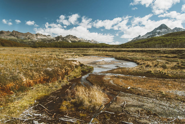 Patagonia salvaje en el sendero de trekking cerca de la laguna esmeralda, Ushuaia, Tierra del Fuego, Argentina
. - Foto, imagen