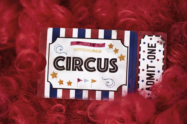 bilhete de entrada no circo e peruca vermelha de palhaço
 - Foto, Imagem