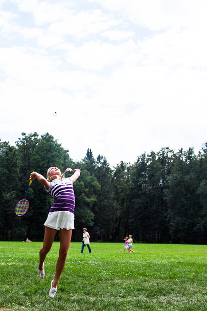 Woman playing badminton - Foto, imagen