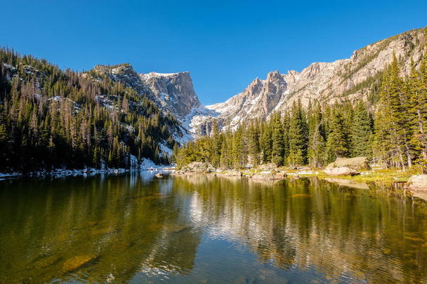 Sueño Lago y reflexión con montañas en la nieve alrededor en otoño. Parque Nacional de las Montañas Rocosas en Colorado, EE.UU.
.  - Foto, Imagen
