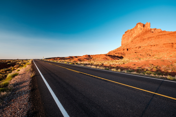 Strada panoramica vuota nella Monument Valley, Arizona, USA - Foto, immagini