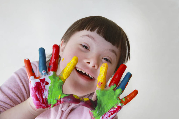 schattig klein meisje met geschilderde handen - Foto, afbeelding