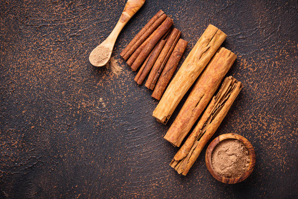 Ceylon cinnamon and cassia, sticks and powder - Photo, Image