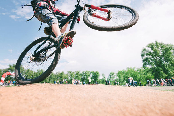 Trucos en la moto. Un joven salta en una bicicleta de montaña. Concepto de ciclismo deportivo
. - Foto, Imagen