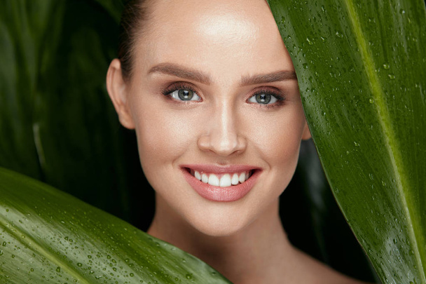 Natural Skin Beauty. Beautiful Woman With Healthy Face - Fotoğraf, Görsel