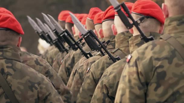 銃で赤いベレー帽の兵士はカメラに背を向けて立ちます。メダルの授与. - 映像、動画