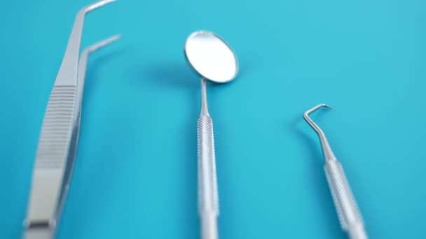 Conjunto de herramientas de dentista sobre fondo verde
 - Metraje, vídeo
