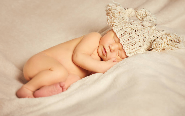 Νεογέννητο μωρό στον ύπνο, κοιματε νέο γεννημένο παιδί στο πλεκτό καπέλο - Φωτογραφία, εικόνα