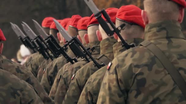 soldaten met machinegeweren en bajonet messen staan in een rij, in rode baretten - Video