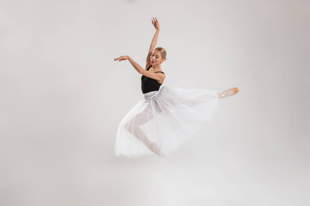 Beautiful young woman ballerina - Valokuva, kuva