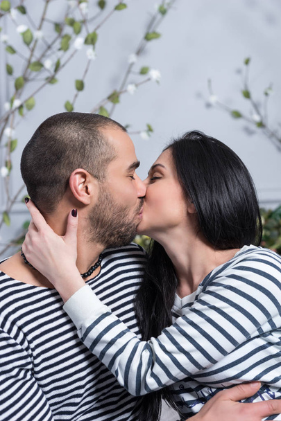 Bájos nemzetközi pár csók csíkos Pullover és hu - Fotó, kép
