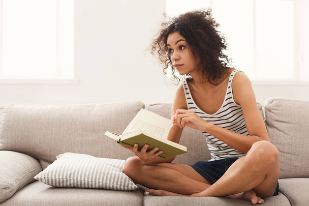 Jeune femme réfléchie avec le livre
 - Photo, image