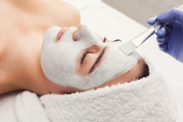 Жінка отримує маску для обличчя від косметолога в спа
 - Фото, зображення