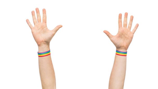 Hände mit Gay Pride Regenbogenarmbändern - Foto, Bild