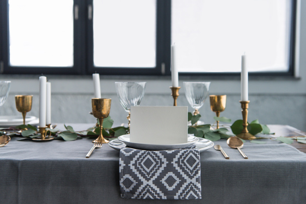 vista de cerca de la tarjeta vacía en los platos en la mesa con hermosa configuración rústica para los huéspedes
 - Foto, Imagen