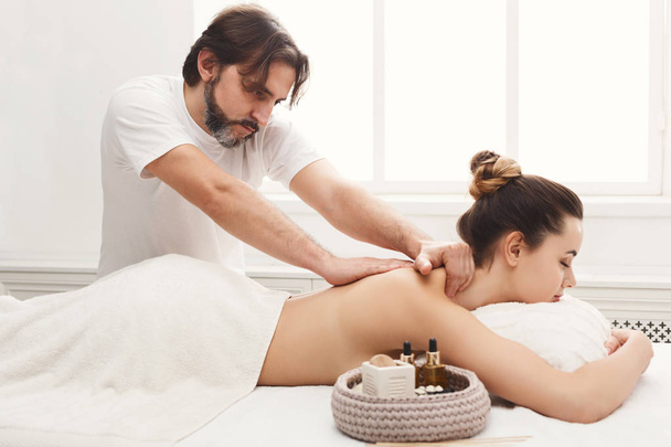 Erkek masör profesyonel vücut masajı yapıyor - Fotoğraf, Görsel