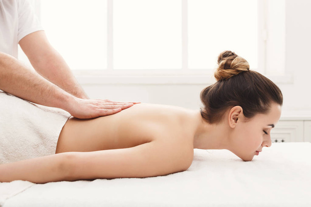 Крупним планом руки масажуючи жіночу спину
 - Фото, зображення