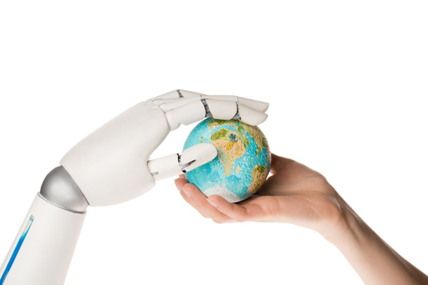 обрезанный снимок робота и человека с миниатюрной моделью земли, изолированной на белом
 - Фото, изображение