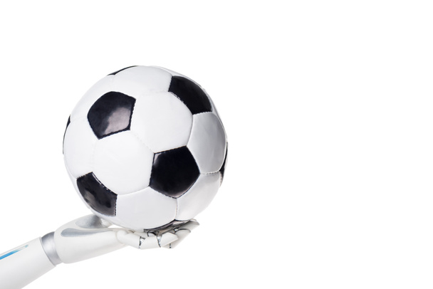 περικοπεί shot ρομπότ κρατώντας την μπάλα ποδοσφαίρου που απομονώνονται σε λευκό - Φωτογραφία, εικόνα
