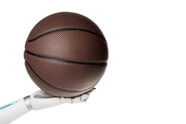 abgeschnittener Schuss eines Roboters, der Basketballball isoliert auf Weiß hält - Foto, Bild