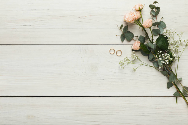 Güller ve beyaz Wood, arka plan düğün altın yüzük - Fotoğraf, Görsel
