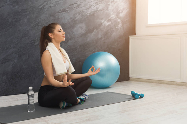 glückliche Frau trainiert Yoga in Lotuspose - Foto, Bild