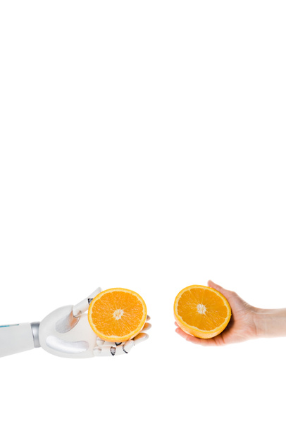 abgeschnittene Aufnahme von Roboter und Mensch, die Orangenhälften isoliert auf Weiß halten - Foto, Bild