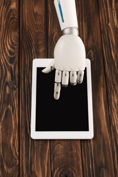 oříznuté shot robota dotýká displeje digitálního tabletu na dřevěný povrch - Fotografie, Obrázek