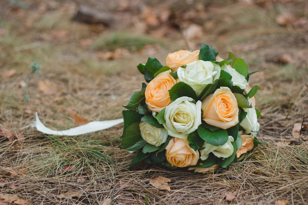bouquet da sposa di fiori sdraiati sull'erba
 - Foto, immagini