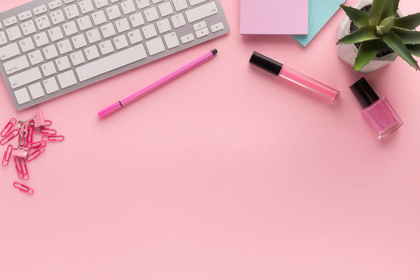 Espace de travail avec clavier sur fond rose
 - Photo, image