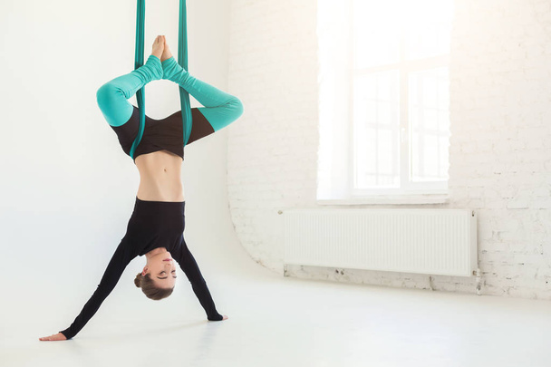Beyaz arka plan üzerinde sinek yoga uygulamak kadın - Fotoğraf, Görsel