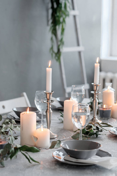 Весільна або святкова обстановка столу. Тарілки, келихи для вина, свічки та столові прибори
 - Фото, зображення