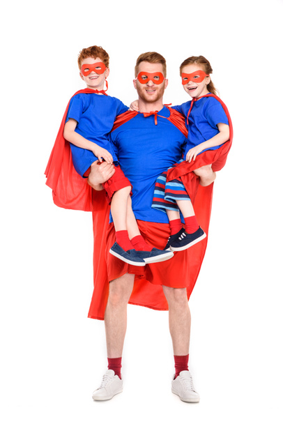 super pai carregando crianças felizes em máscaras e capas isoladas em branco
  - Foto, Imagem
