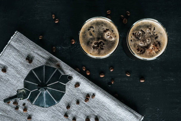 vlakke leggen met koffie-/ theevoorzieningen en glazen koude koffie op zwart tafelblad - Foto, afbeelding