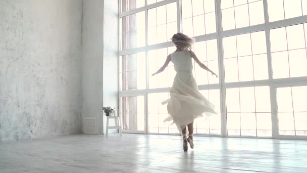 Ballerina im hellen Kleid und Spitzenschuhen dreht sich auf Zehenspitzen. Zeitlupe - Filmmaterial, Video