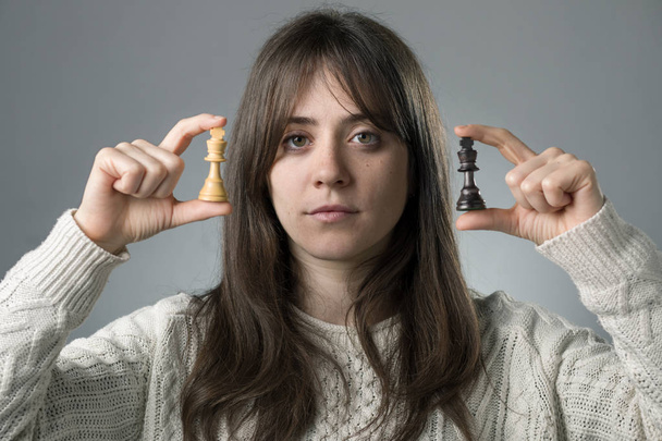 Frau mit Schachfiguren - Foto, Bild