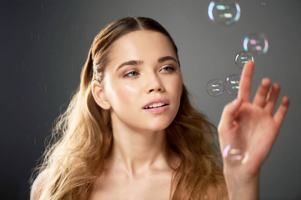Portrait of young beautiful girl in Studio, with professional makeup.Beauty shooting. Bubble. Atmosphere of lightness, childhood - Foto, afbeelding