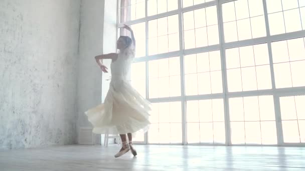 balerina egy könnyű ruhát, és a Pointe cipők lábujjhegyen forog. lassú mozgás - Felvétel, videó